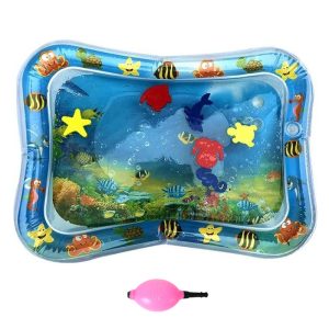 Tapis gonflable de jeu d'eau pour bébé, bleu, avec un fond marin et des poissons imprimés dessus, et une pompes rose pour gonfler en dessous