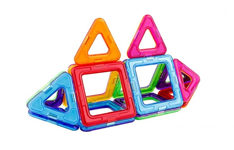 Jouet éducatif enfant, jeu de construction magnétique en forme de boule avec pleins de formes et de couleurs jaune, rouge, violet, jaune, vert et bleu