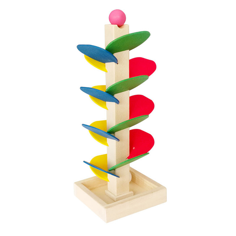 Jeu de construction en bois, circuit à billes, sur une sortes d'arbres avec des feuilles, rouge verte bleu ou jaune, avec une boule rose au sommet
