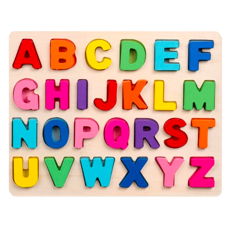 Planche en bois avec dessus un puzzle alphabet en majuscule coloré