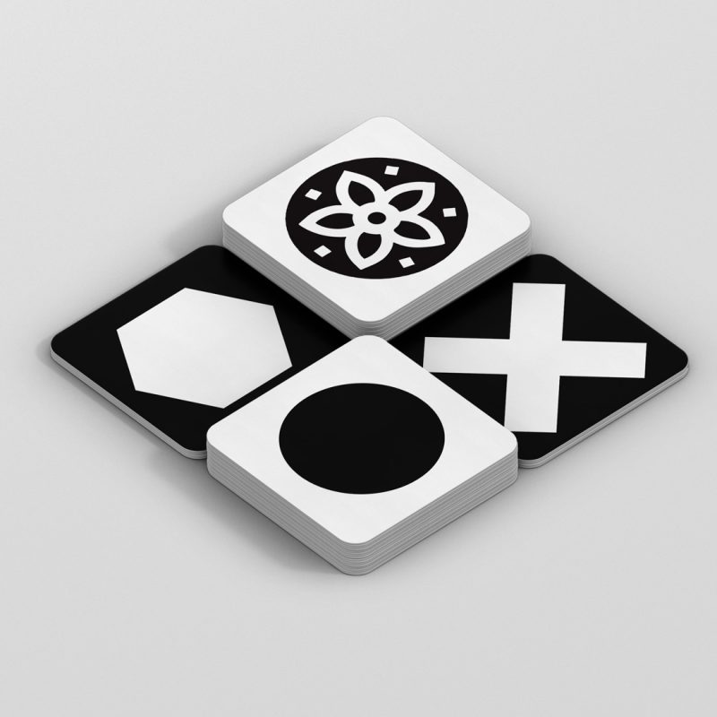 Carte de stimulation visuelle à haut contraste, noir et blanc, avec des signes sur chaque carte tel qu'un cercle, une croix