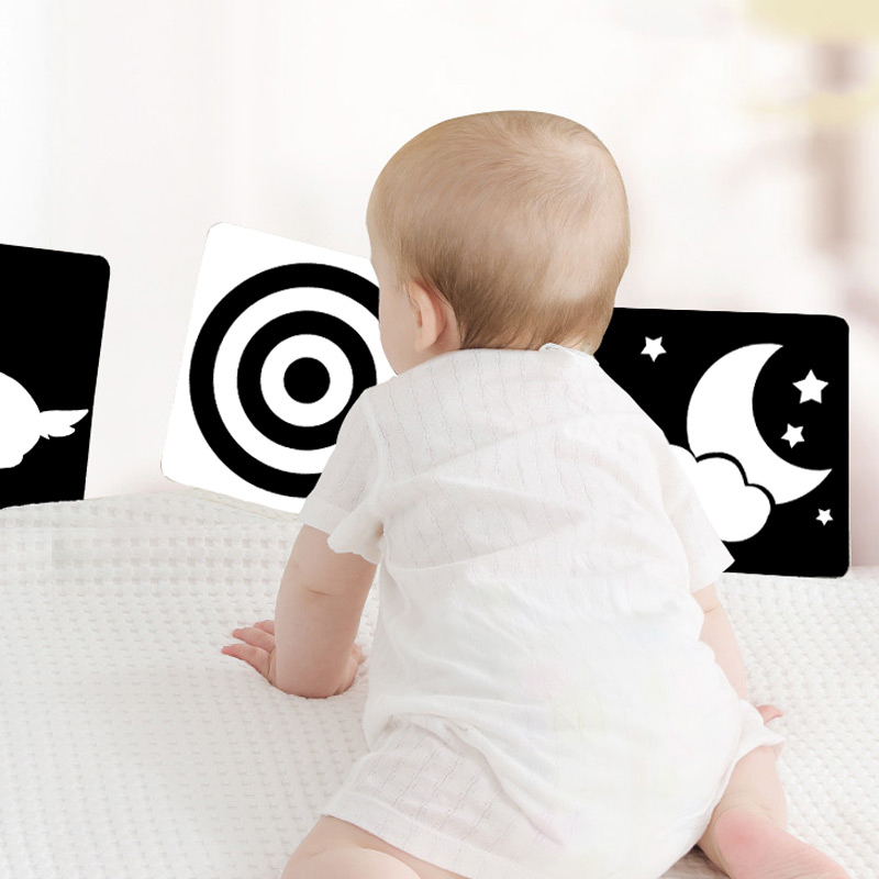 Bébé éveil noir et blanc : stimulez bébé grâce au contraste