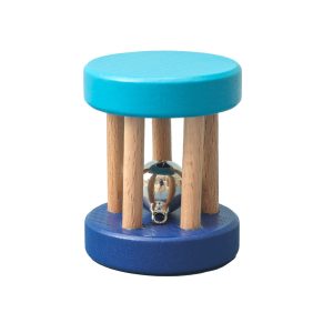 Le hochet bois, développement sensoriel pour les bébés, de couleur bleu clair en haut et bleu foncé en bois avec une bille au milieu
