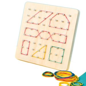 Une tablette graphique en bois pour faire des motif avec des élastiques, en bas à droite une pile d'élastiques. Le tout sur fond blanc.