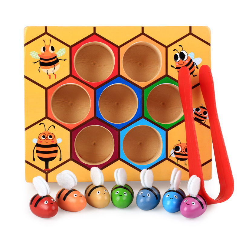 Jeu en bois, d'attrape 7 abeilles de couleurs différentes dans leur ruche à récupérer avec un pince rouge