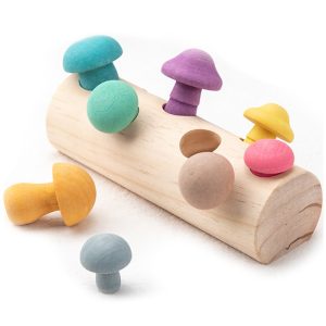 Jeu éducatif en bois de cueillette de champignons de couleurs et de tailles différente à mettre dans des trous sur une buche en bois