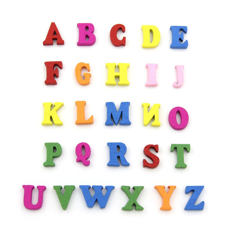 Lettres de l'alphabet majuscule en bois colorées en bleu, jaune, vert, rouge, orange, rose, violet