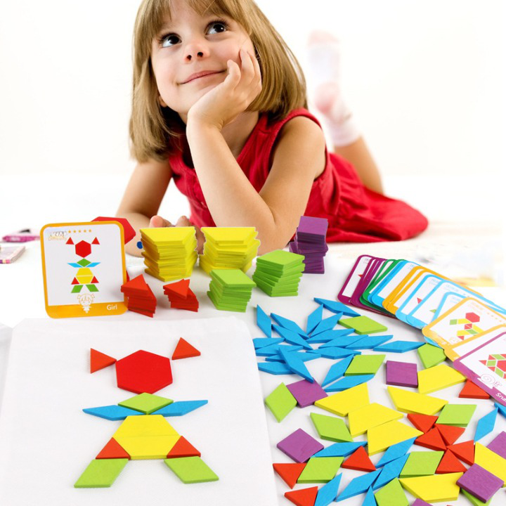 Puzzle en bois, coloré et évolutif, avec carte pour indiquer des formes qu'il faut reproduire avec les formes en bois, avec une jeune fille pensive derrière le jeu