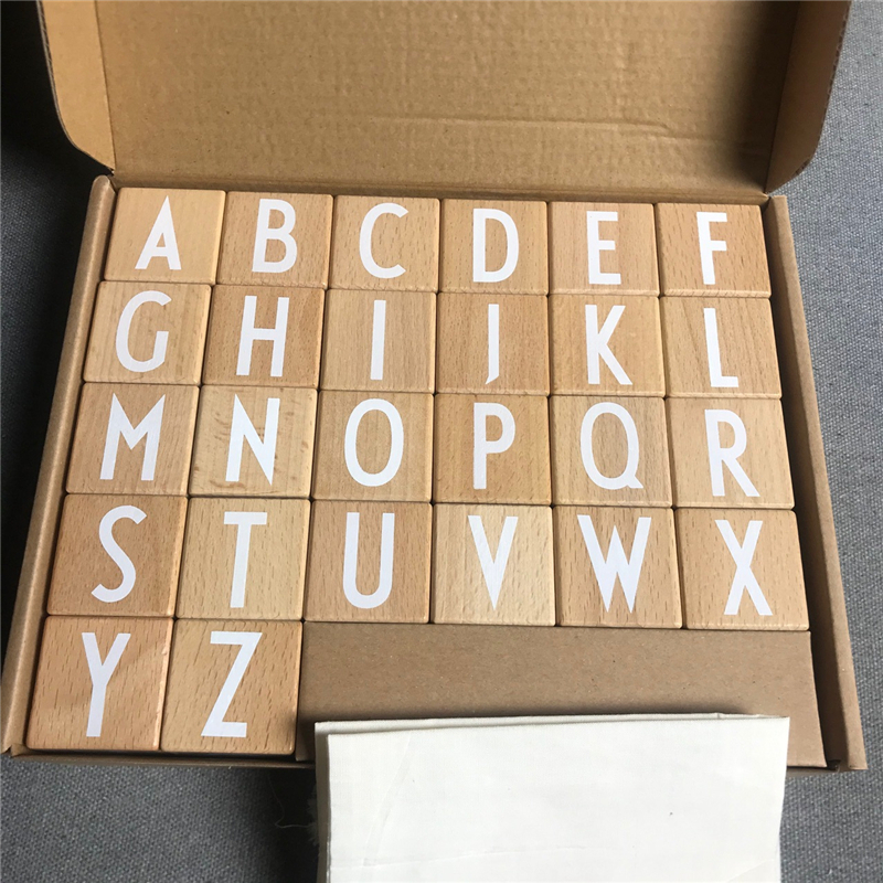 Cubes en bois pour apprendre l’alphabet, avec chaque face disposant d'un signe différent