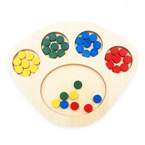 Jeu en bois du tri des couleurs, sur un plateau avec différents compartiment, avec des jetons de couleur vert, rouge, bleu et jaune