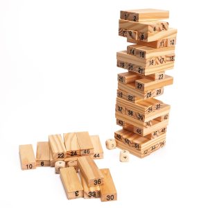 Jeu de construction en bois et apprentissage des nombres, avec 54 lames de bois formant une tour chacune étant numérotée de 1 à 54