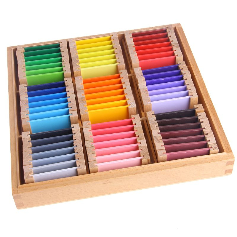 Jeu de construction avec des tablettes de couleur dans une boite compartimentée