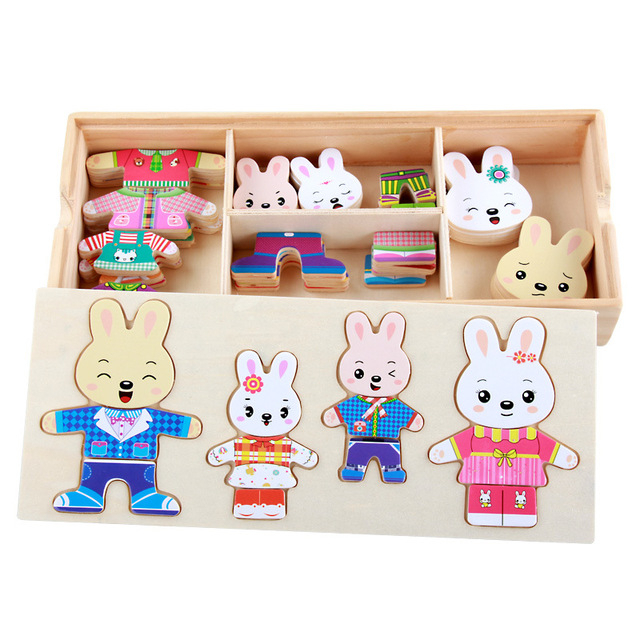Puzzle créatif en bois de la famille lapin, les parents et leurs deux enfants, avec possibilité de changer leur tête, et leurs vêtements