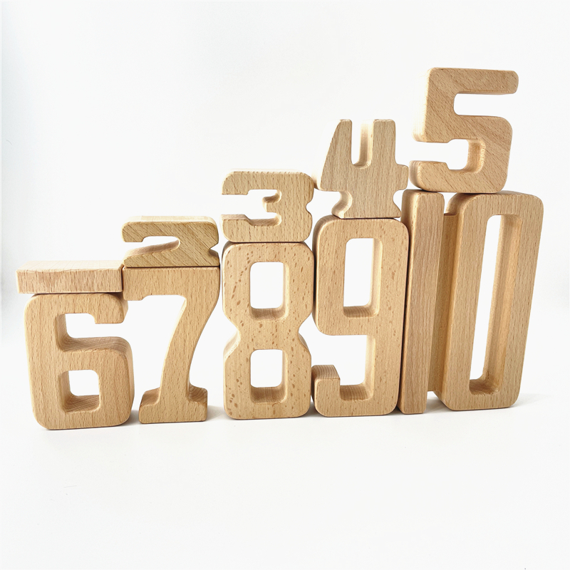 Jeu de chiffres en bois sculptés de 1 à 10