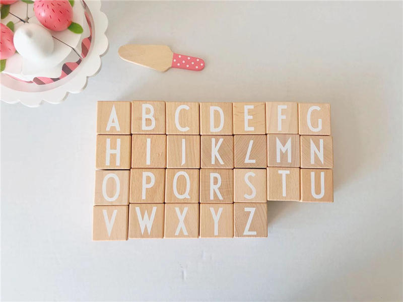 Cubes en bois pour apprendre l’alphabet, avec chaque face qui dispose d'un signe différent
