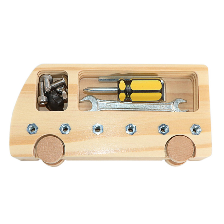 Set en bois du petit bricoleur, avec différents outils, tournevis, clés pour visser et dévisser, les vis présentes sur la planche en bois en forme de camion