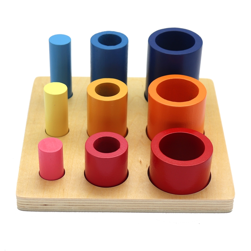 Jeu d'assemblage en bois des cercles et cylindres, dans les tons bleu, orange et rouge, il y a 9 cylindre et cercles en bois