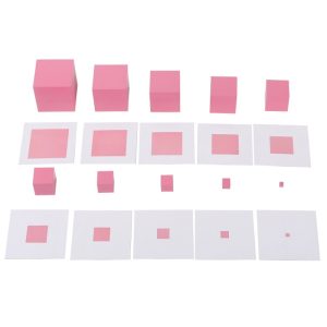 Cubes roses en bois de différentes tailles rangé du plus grand au plus petit en ligne avec une carte de taille correspondant au cube