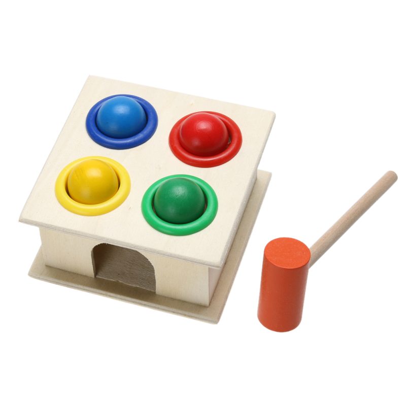 Jeu de précision en bois, utilisation d'un maillet , sur des boules de couleur rouge, vert jaune et bleu, avec pour objectif de les faire tomber dans la boite en bois