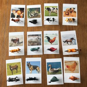 Jeu d'apprentissage des animaux de la ferme en anglais avec 12 figurines et cartes correspondante à chaque animal