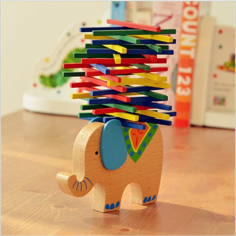 Jeu en bois d'équilibre avec empilage de bâtonnets colorés sur un éléphant