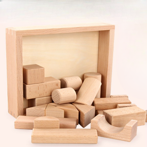 Jeu de construction en bois avec différentes formes de blocs dans une boite en bois