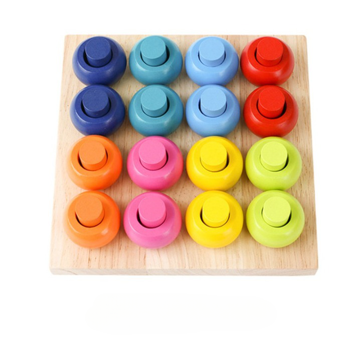 Un jeu en bois carré avec des empicemement coloré dessus sur fond blanc