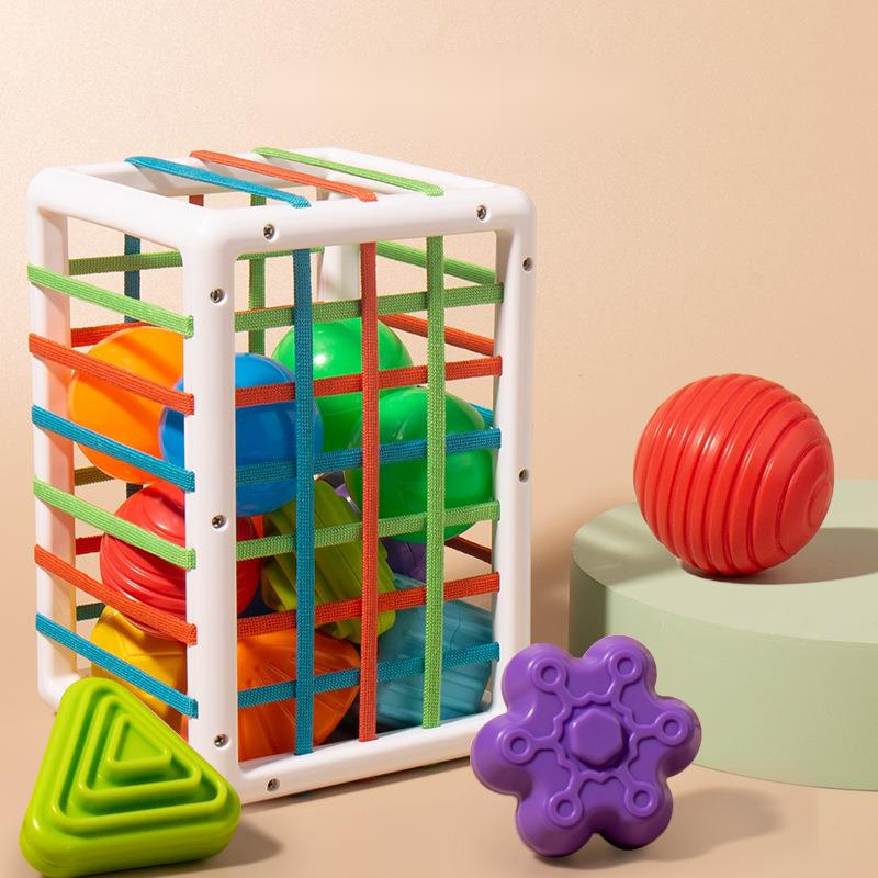Jeu de tri de blocs de formes colorées, avec une cage avec des élastiques à écarter pour faire passer les différentes formes