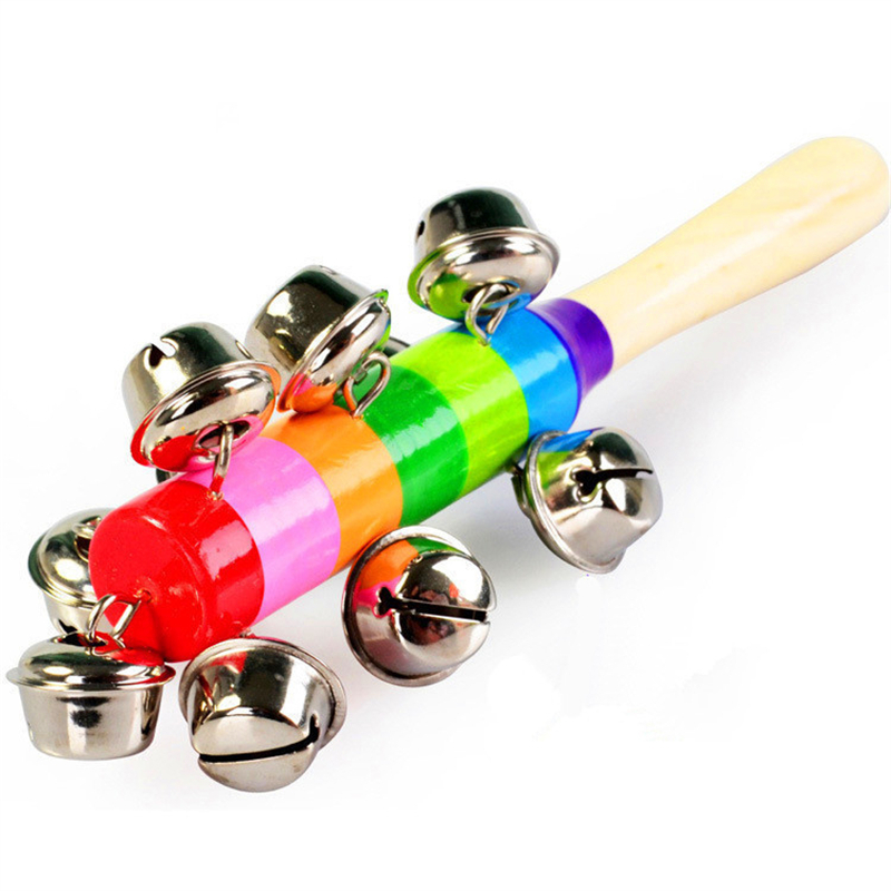 Bâton en bois multicolore, avec des clochettes tout autour