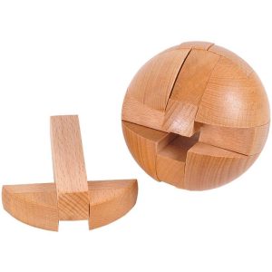 Boule en bois, casse-tête 3D, couleur bois avec une pièce du casse-tête de retirée