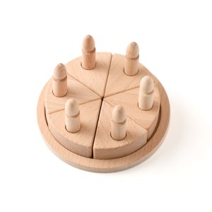 Jouet pour bébé, gâteau d'anniversaire en bois, avec 6 part de gâteau sur un plateau rond en bois avec des tiges en bois sur chaque part qui représentent des bougies