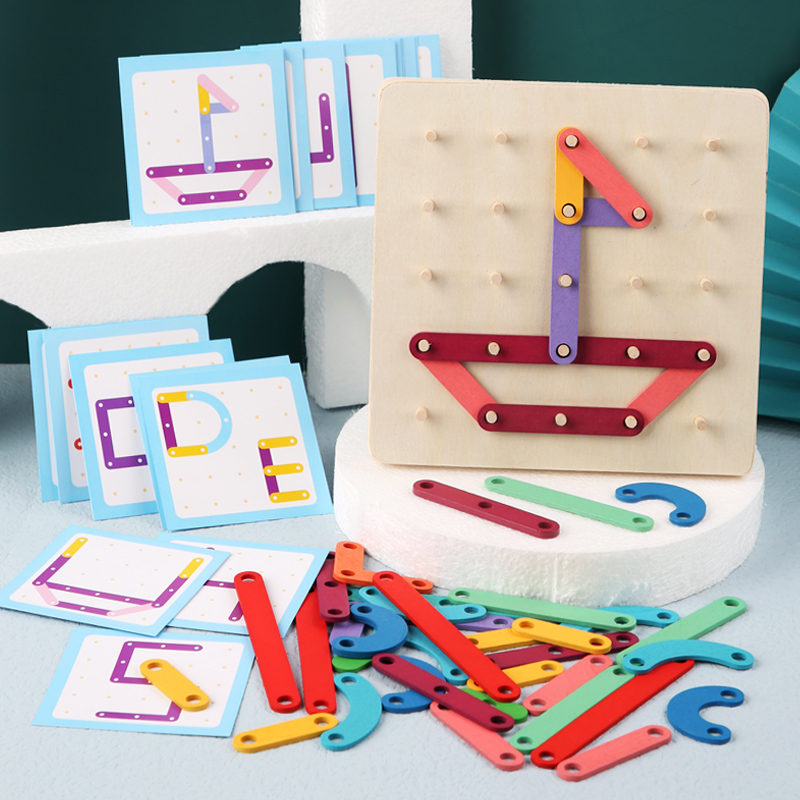 Jeu d'éveil, puzzle en bois, alphabet, formes et chiffres, carte qu'il faut reproduire sur une planche en bois avec les différentes pièces du puzzle
