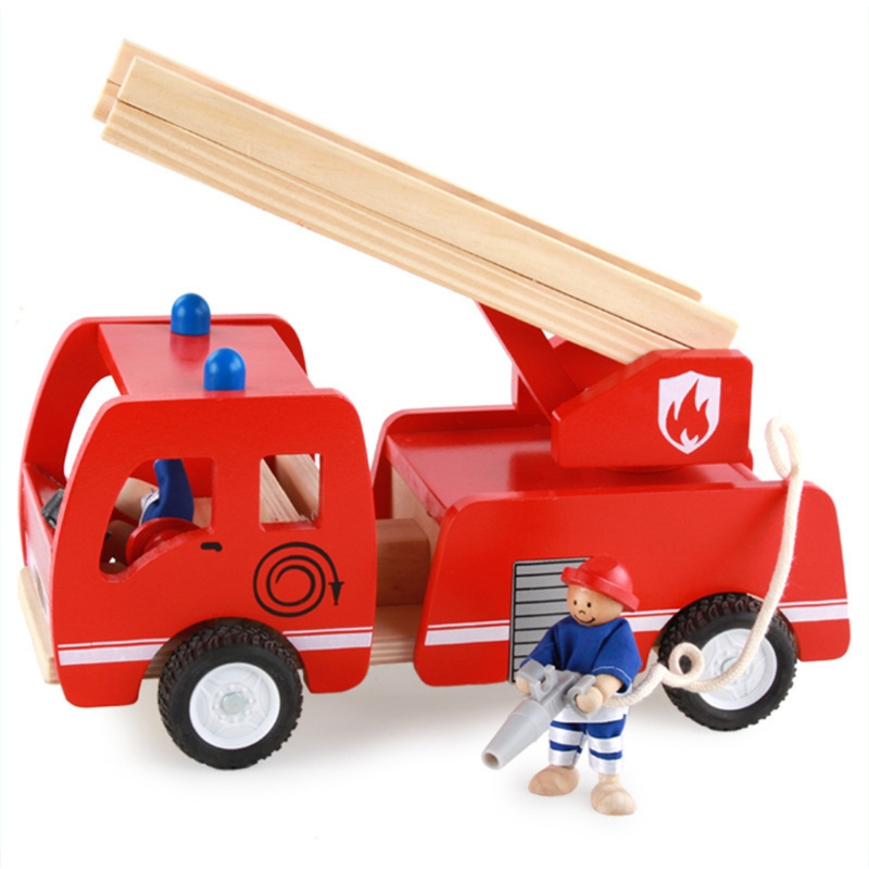 Jouet en bois, le camion de pompier coloré, rouge avec une échelle, et deux figurines de pompier en bois, dont un tenant une lance à incendie
