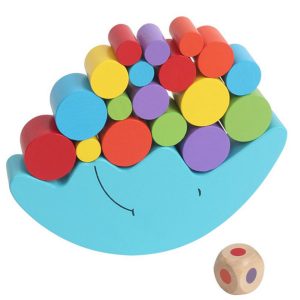 Jouet en bois, jeu d'équilibre sur une lune bleu, avec plein de cyclindres de tailles et de couleur différents empilé. Avec un dé de couleur à côté