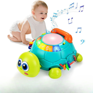 Jour pour bébé, en forme de tortue avec un téléphone musical, tortue verte avec un téléphone orange dessus et des touches qui font de la musique avec un bébé à quatre patte derrière