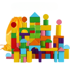 Jouet en bois, avec blocs de construction colorés, formant un château avec plein de formes et couleur différentes et une pochette de transport jaune à l'arrière