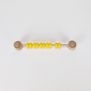 Jeu de perles colorées en jaune sur une tige en bois