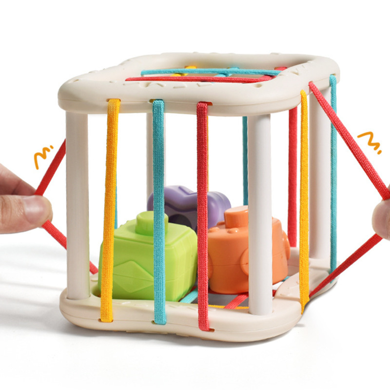 Cube montessori sensoriel coloré avec bandes élastiques