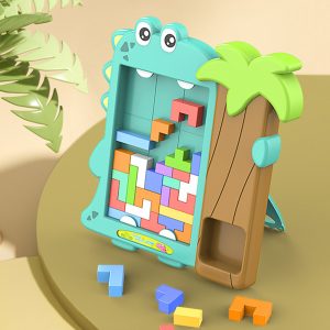 Puzzle 3D tetris sur support en forme de dinosaure pour enfant, dinosaure de couleur vert avec un palmier marron dans son bras, posé sur une table