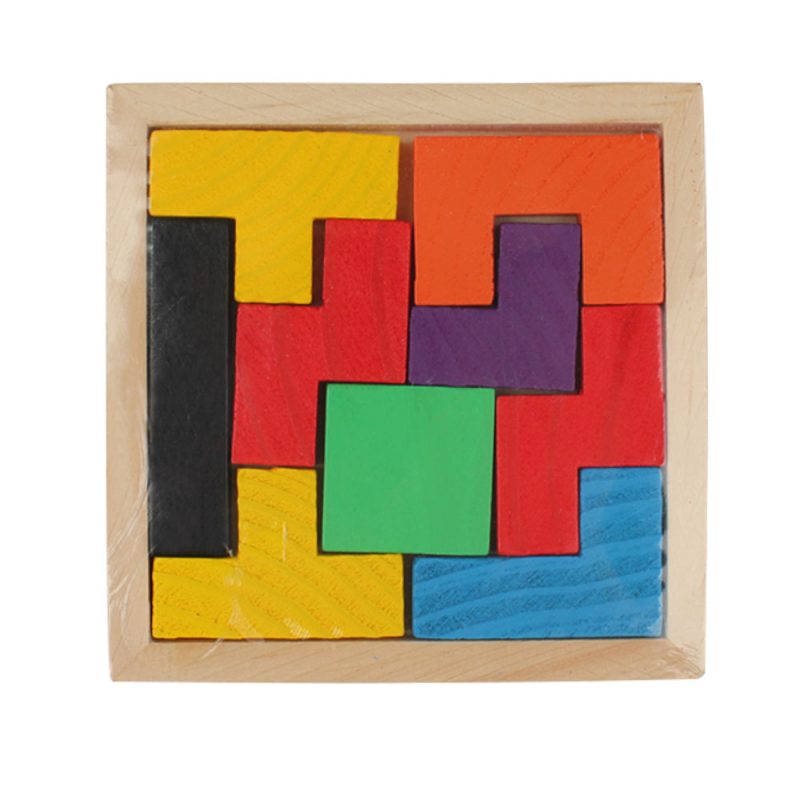 Puzzle tetris 9 pièces en bois pour enfant, multicolore, positionnés sur une planche en bois carrée