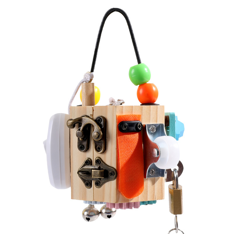 Cube sensoriel en bois montessori, avec de multiples activités à faire dessus