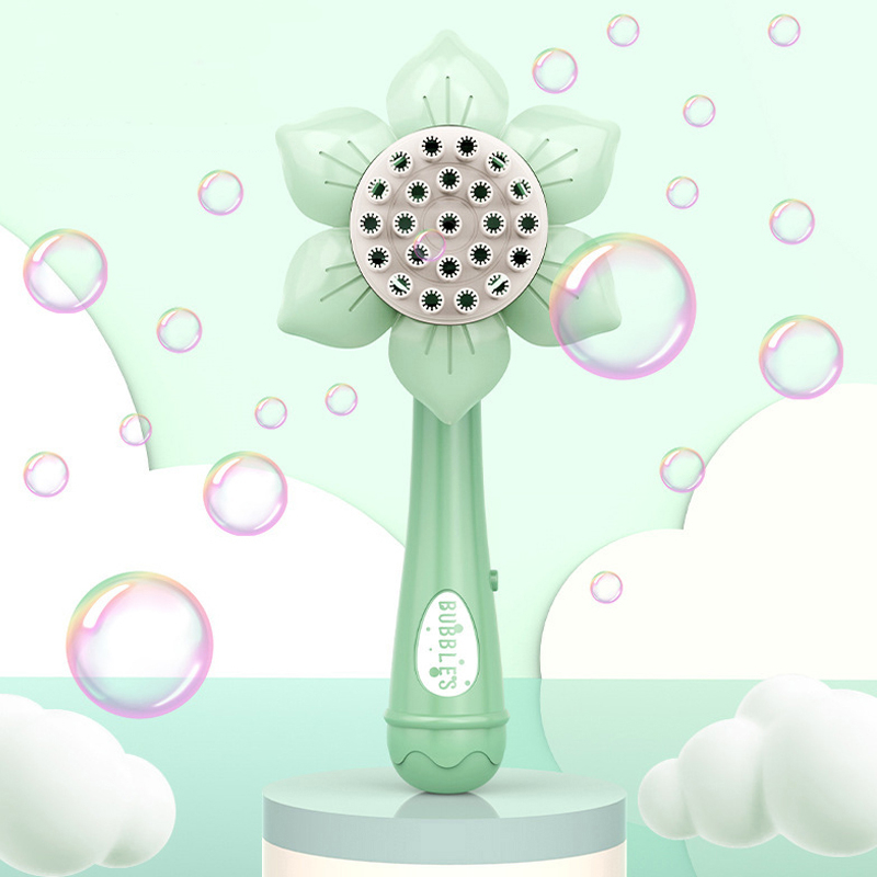 Pistolet à bulles électrique pour enfant, de couleur verte en forme de fleur, avec plein de bulles autour de lui