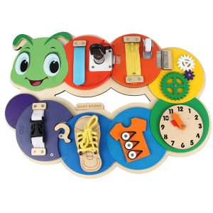Busy board montessori en forme de chenille, avec son corps composé de rond avec des activités sur chaque rond. Chenille multicolore