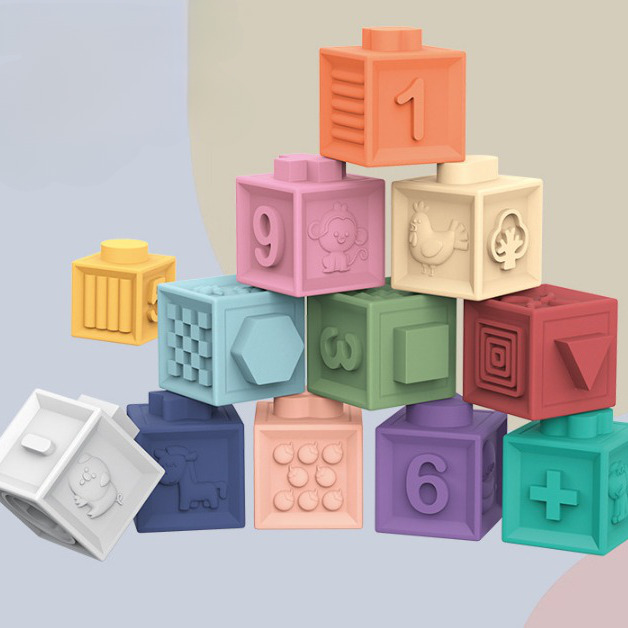 Jouet bébé 12 cubes 3D à empiler, de couleur différentes avec des formes, de chiffres et des signes sur les cubes