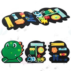 Busy board montessori en forme de dinosaure de couleur vert, avec l'ensemble des activités disponibles
