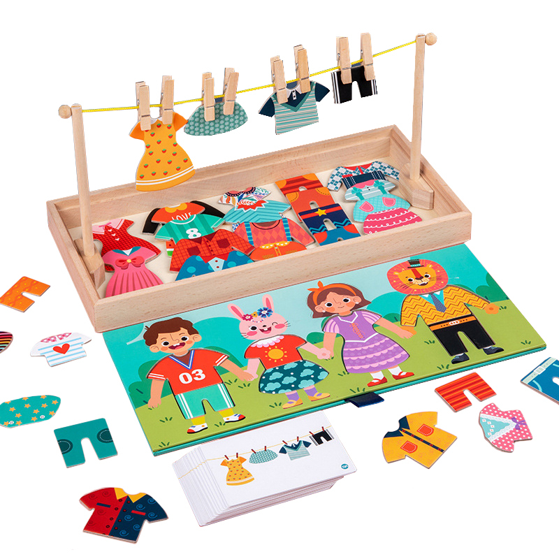 Jeu puzzle en bois montessori pour bébé, avec un support rectangulaire et des vetements qui sont accroché sur un fil avec des pinces à linge.