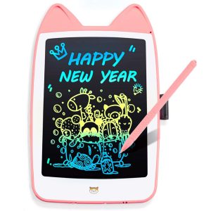 Ardoise magique pour dessiner et écrire, de couleur rose avec des oreilles de chat sur le dessus de l'ardoise, avec un écran fond noir et des écritures multicolore dessus avec écrit "happy new year"