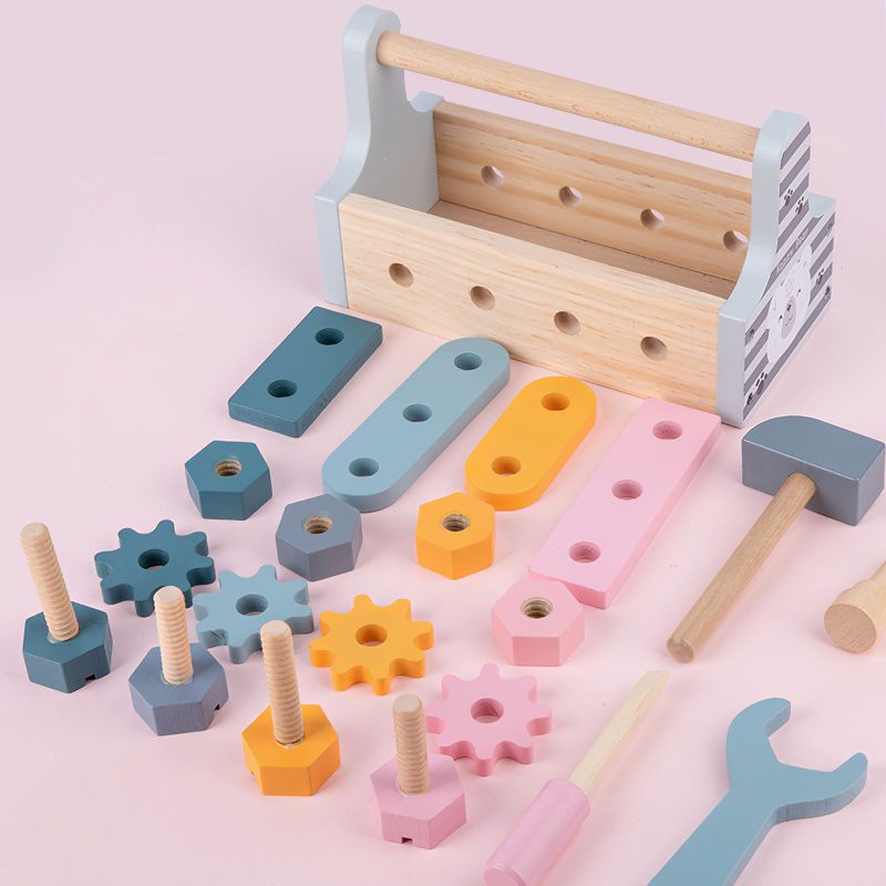 Busy board montessori de bricolage en bois, avec une boite et de nombreuse vis, écrou avec des outils
