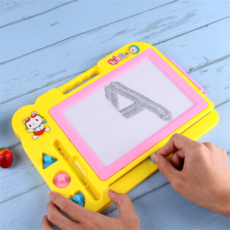 Ardoise magique jaune d'écriture et de dessin, avec un écran blanc avec un A dessus, et 2 mains en dessous