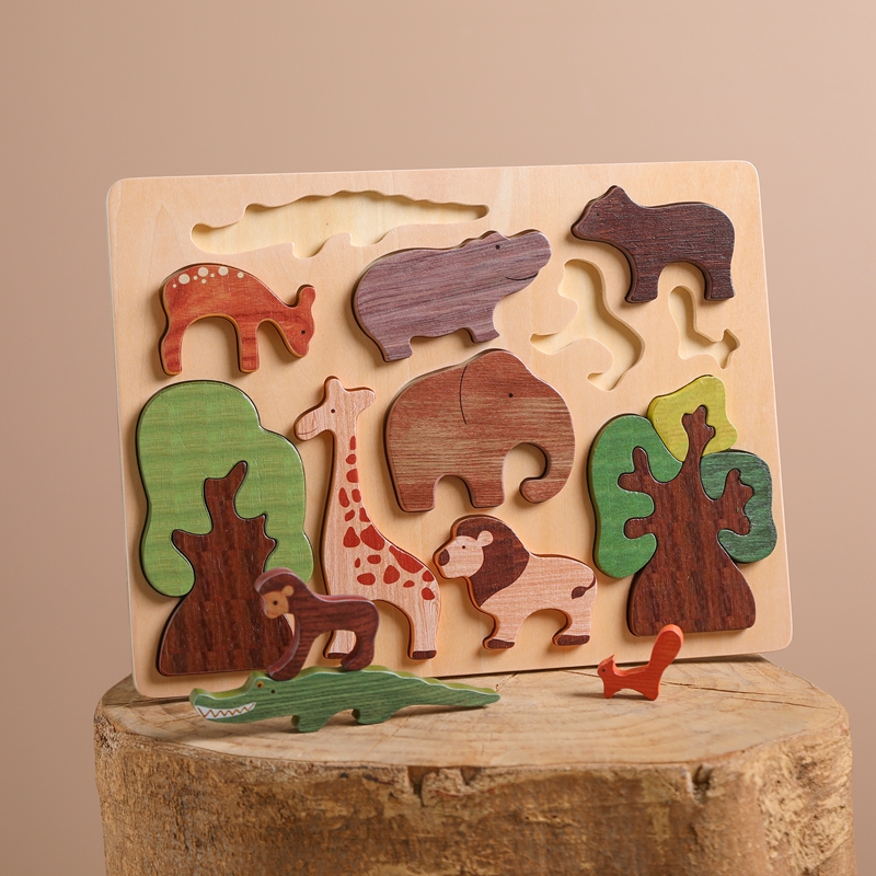 Jouet bébé style puzzle en bois, composé d'une planche en bois avec 15 pièces représentant des animaux